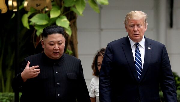 Severnokorejski lider Kim Džong Un i američki predsednik Donald Tramp na samitu u vijetnamskom Hanoju - Sputnik Srbija