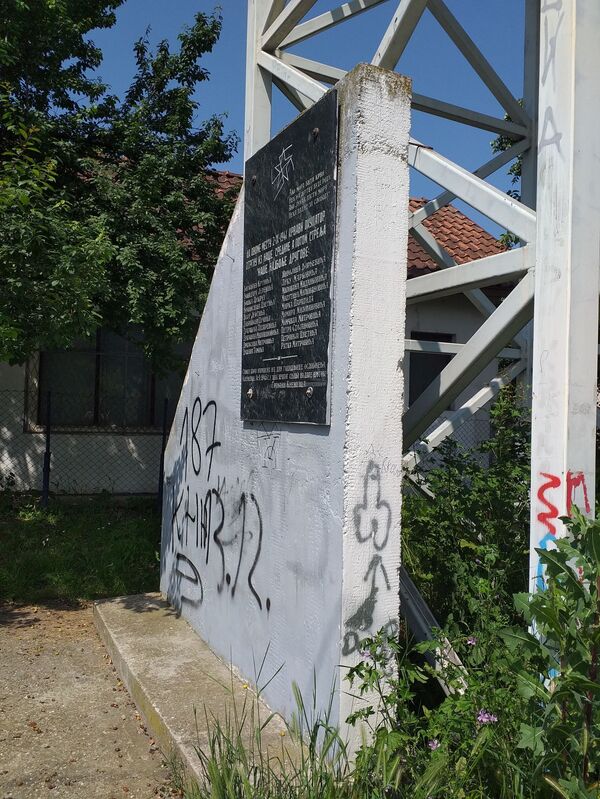 Кукасти крст освануо у Београду, Рус моли да га хитно склонимо (фото) - Sputnik Србија