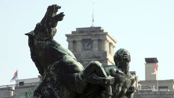 Beograd, deo skulpture Igrali se konji vrani ispred Narodne skupštine - Sputnik Srbija