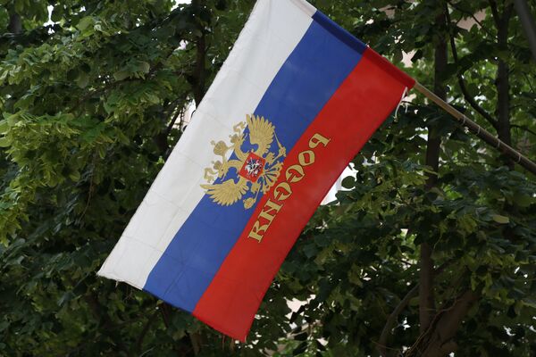 Спутњик на КиМ: Клинтон и Олбрајтова на месту злочина, Север окићен српским и руским заставама Спутњик на КиМ: Клинтон и Олбрајтова на месту злочина, Север окићен српским и руским заставама - Sputnik Србија