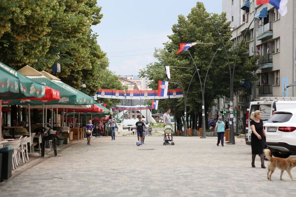 Спутњик на КиМ: Клинтон и Олбрајтова на месту злочина, Север окићен српским и руским заставама Спутњик на КиМ: Клинтон и Олбрајтова на месту злочина, Север окићен српским и руским заставама - Sputnik Србија