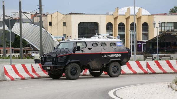 Возило Кфора у близини моста на Ибру - Sputnik Србија
