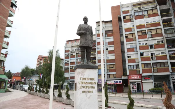 Строги центар северне Косовске Митровице, код споменика Григорију Степановичу Шчербину, првом руском конзулу у овом граду, скоро пуст у касно после подне Строги центар северне Косовске Митровице, код споменика Григорију Степановичу Шчербину, првом руском конзулу у овом граду, скоро пуст у касно после подне - Sputnik Србија