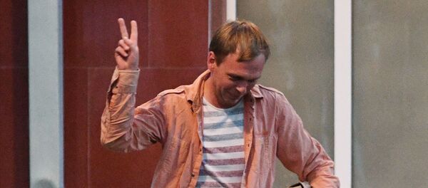 Novinar ruskog internet portala Meduza Ivan Golunov izlazi iz zgrade Glavne istražne uprave MUP Rusije za Moskvu - Sputnik Srbija