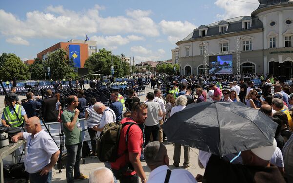 Спутњик у Приштини: Олбрајтова дочекана као звезда, а Клинтон као председник (фото) Спутњик у Приштини: Олбрајтова дочекана као звезда, а Клинтон као председник (фото) - Sputnik Србија