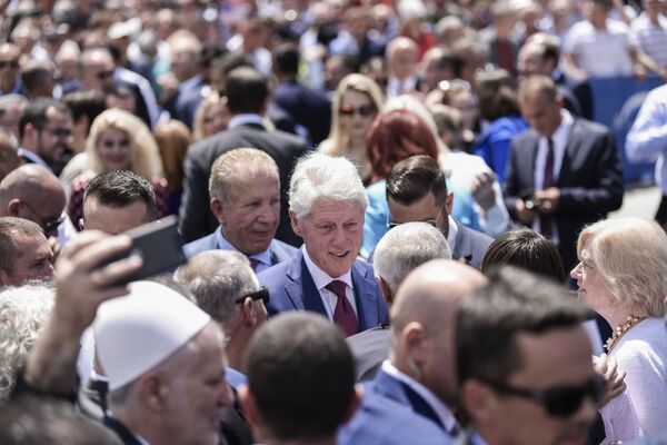 Спутњик у Приштини: Олбрајтова дочекана као звезда, а Клинтон као председник (фото) Спутњик у Приштини: Олбрајтова дочекана као звезда, а Клинтон као председник (фото) - Sputnik Србија