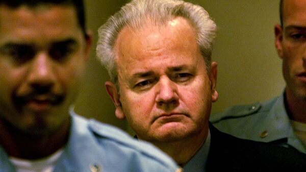 Бывший президент Югославии Слободан Милошевич перед началом заседания суда по военным преступлениям в Гааге - Sputnik Србија