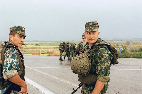Припадници одреда руских мировних снага на војном аеродрому Слатина у близини Приштине.  - Sputnik Србија