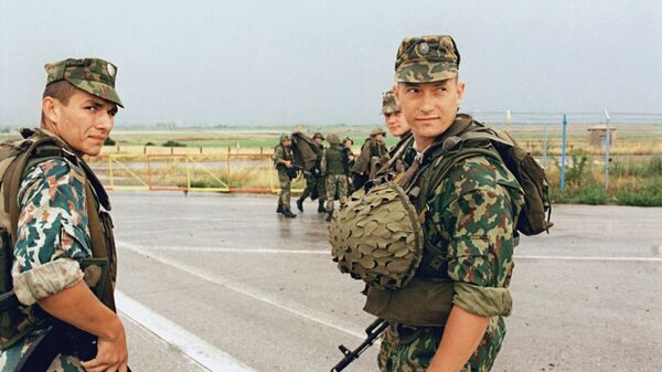 Бойцы передового отряда российских миротворческих сил на военном аэродроме Слатина вблизи Приштины - Sputnik Србија