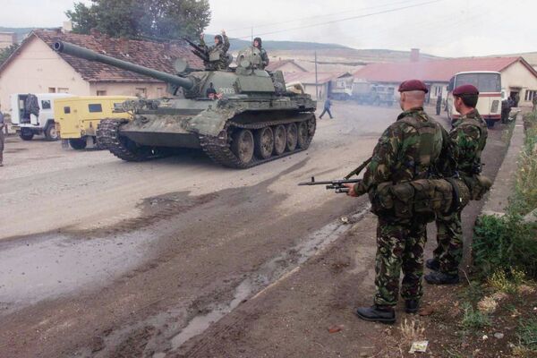 Српски тенк T55 пролази поред војника 1. ваздушно-десантне дивизије Велике Британије на путу за аеродром у Приштини. - Sputnik Србија