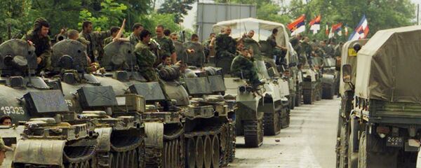 Rossiйskie voennoslužaщie proezžaюt mimo kolonnы юgoslavskih voennыh v Lazarevo na puti k aэroportu Prištinы Rossiйskie voennoslužaщie proezžaюt mimo kolonnы юgoslavskih voennыh v Lazarevo na puti k aэroportu Prištinы - Sputnik Srbija