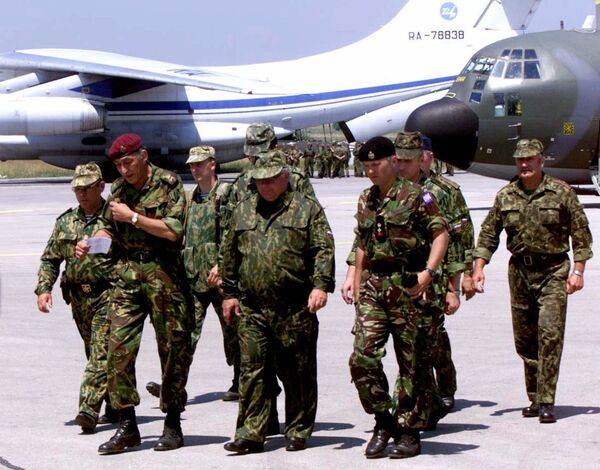 Командант снага НАТО-а за Балкан генерал Мајкл Џексон и руски генерал Виктор Заварзин на аеродрому у Приштини. - Sputnik Србија