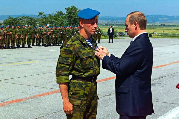 Председник Русије Владимир Путин посетио је Приштину, где се састао са руским војним контигентом.   - Sputnik Србија