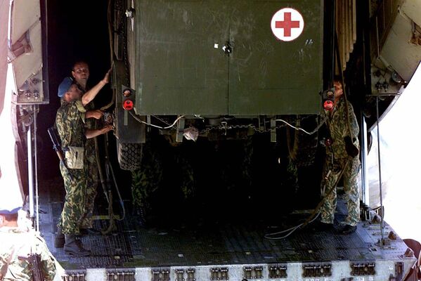 Руски војници истоварају транспортер из авиона на аеродром Слатина. - Sputnik Србија