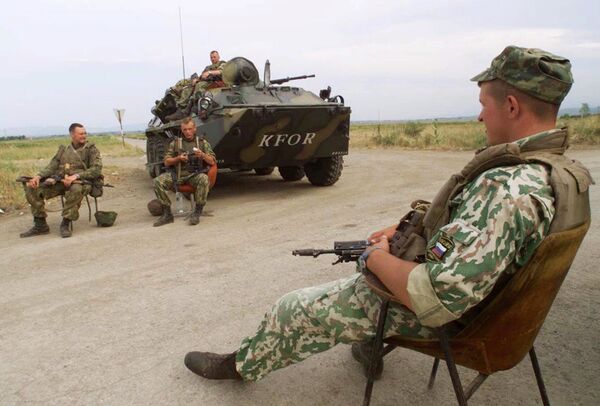 Руски војници на контролном пункту поред аеродрома у Приштини. - Sputnik Србија