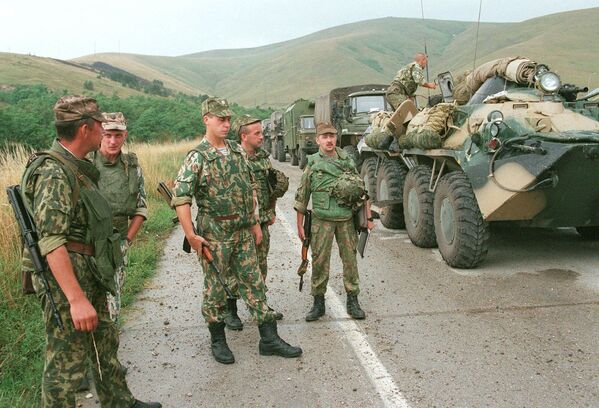 Руски војници се спремају да напусте територију аеродрома Слатина у Приштини.  - Sputnik Србија