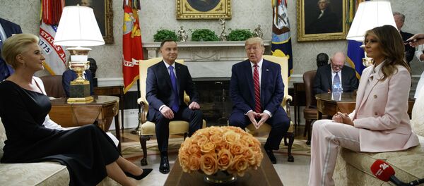 Председници Пољске и Сједињених Америчких Држава Анджеј Дуда и Доналд Трамп са супругама током разговора у Белој кући - Sputnik Србија