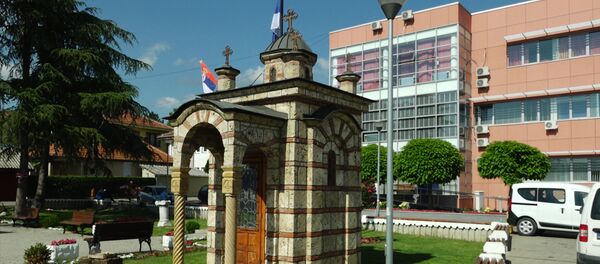 Споменик једној од жртава мартовског погрома у центру Грачанице Споменик једној од жртава мартовског погрома у центру Грачанице - Sputnik Србија