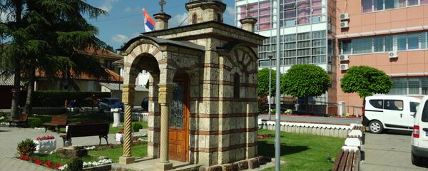 Spomenik jednoj od žrtava martovskog pogroma u centru Gračanice - Sputnik Srbija