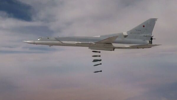 Ruska avijacija bombarduje teroriste u Siriji   - Sputnik Srbija