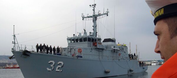 Bugarski mornar gleda u vojni brod Cibar u vojnoj luci Varna Bugarski mornar gleda u vojni brod Cibar u vojnoj luci Varna - Sputnik Srbija