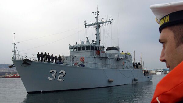 Бугарски морнар гледа у војни брод Цибар у војној луци Варна - Sputnik Србија
