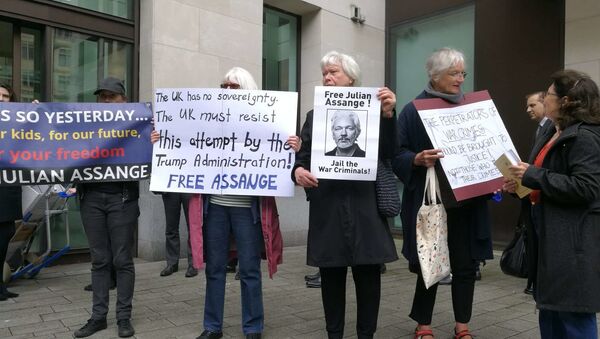 Протест за Асанжа испред суда у Лондону - Sputnik Србија