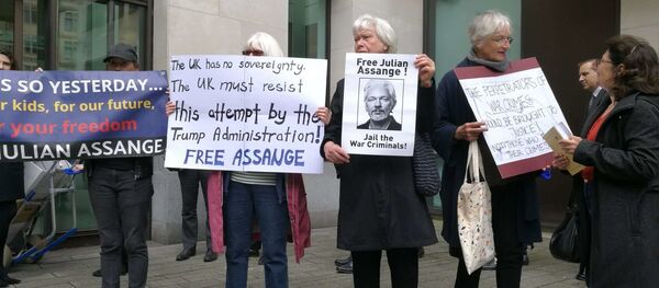 Протест за Асанжа испред суда у Лондону - Sputnik Србија