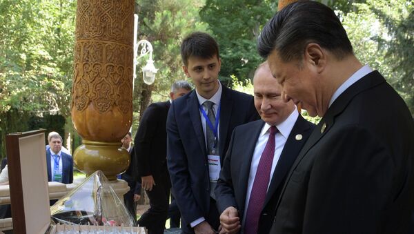 Председник Русије Владимир Путин и председник Кине Си Ђинпинг током сусрета у Душанбеу  - Sputnik Србија