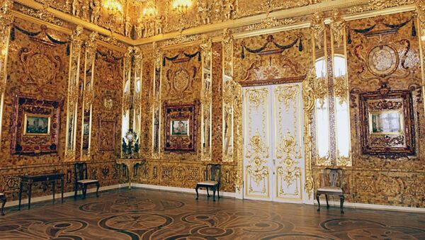 Ćilibarska soba u Ekaterininom dvorcu u Carskom selu u blizini Sankt Peterburga - Sputnik Srbija