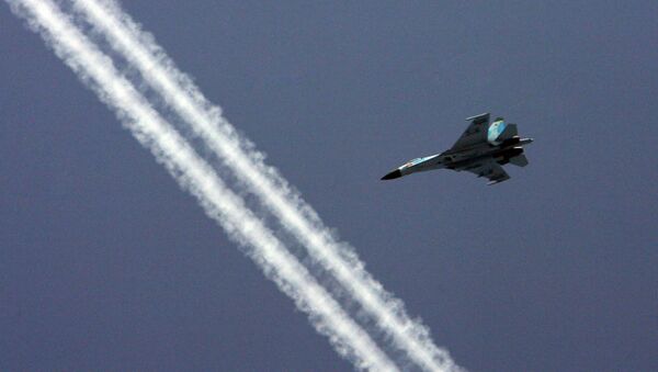 Vazdušni „boj“ iznad šumovitog Kavkaza: Let Su-27 i Su-30 na maloj visini  - Sputnik Srbija