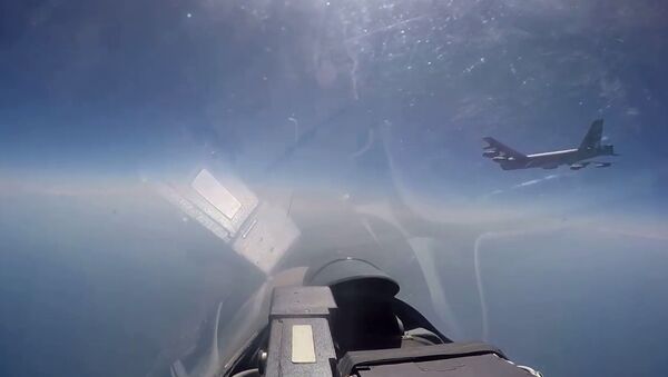 Перехват стратегического бомбардировщика ВВС США В-52Н российским Су-27 - Sputnik Србија