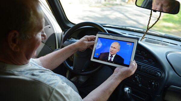 Народ прати „Директну линију“ са Владимиром Путином на таблету - Sputnik Србија