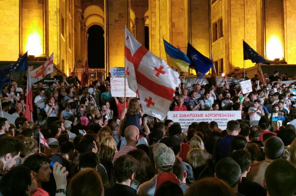 Грузија: Јуриш опозиције на парламент, траже се оставке чланова владе Грузија: Јуриш опозиције на парламент, траже се оставке чланова владе - Sputnik Србија