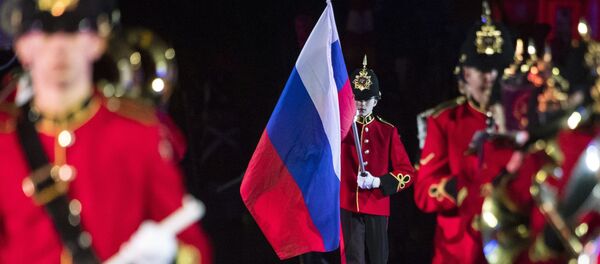 Британски војник носи руску заставу - Sputnik Србија