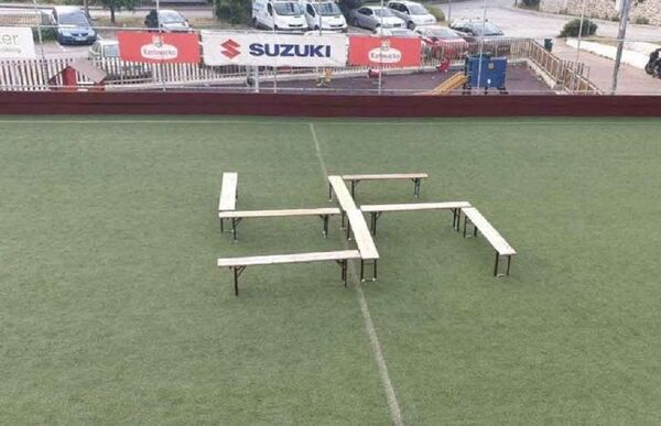 Скандал у Дубровнику: Клупице на фудбалском терену распоредили у облику — кукастог крста?! - Sputnik Србија