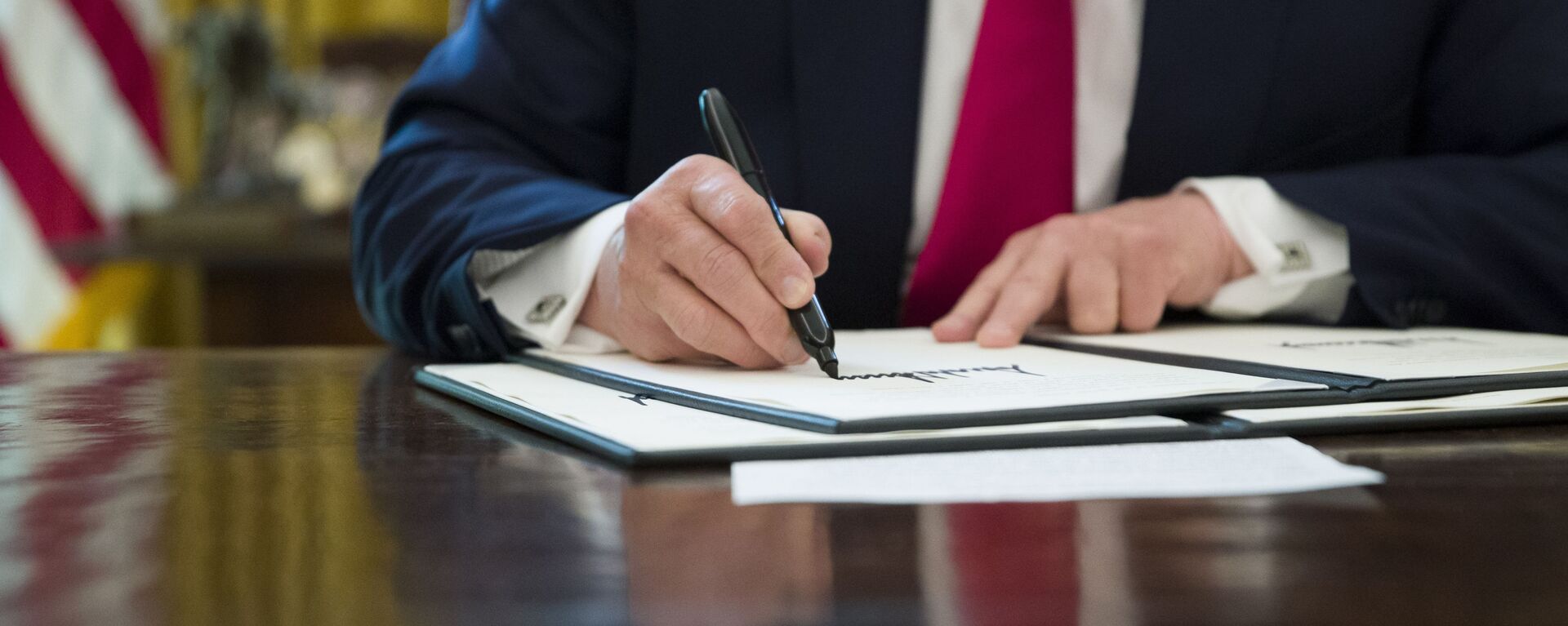 Predsednik SAD Donald Tramp potpisuje u Beloj kući naredbu za pooštravanje sankcije Iranu - Sputnik Srbija, 1920, 25.02.2022