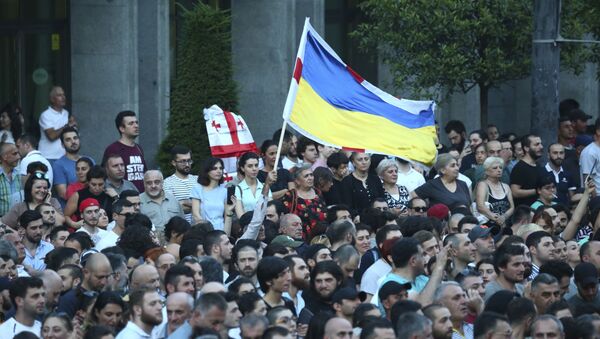 Демонстранти на протесту против руских парламентараца испред зграде скупштине у Тбилисију - Sputnik Србија