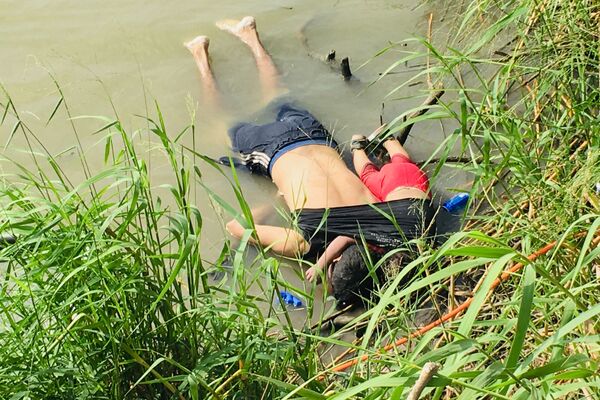 Fotografija sa reke Rio Grande koja je potresla svet (uznemirujući sadržaj) Fotografija sa reke Rio Grande koja je potresla svet (uznemirujući sadržaj) - Sputnik Srbija