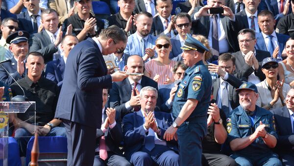 Prvi zamenik MČS-a Rusije Aleksandar Čuprijan uručio je srpskom predsedniku Aleksandru Vučiću sablju. - Sputnik Srbija