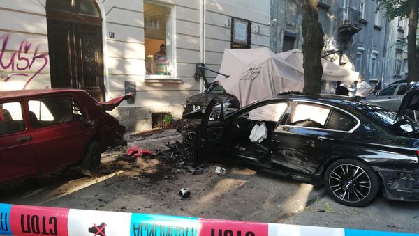 Automobil uleteo u baštu kafića u beogradskoj Ulici Strahinjića Bana, ima povređenih. - Sputnik Srbija