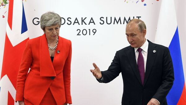 Премијерка Велике Британије Тереза Меј и председник Русије Владимир Путин на самиту Г20 у Осаки - Sputnik Србија