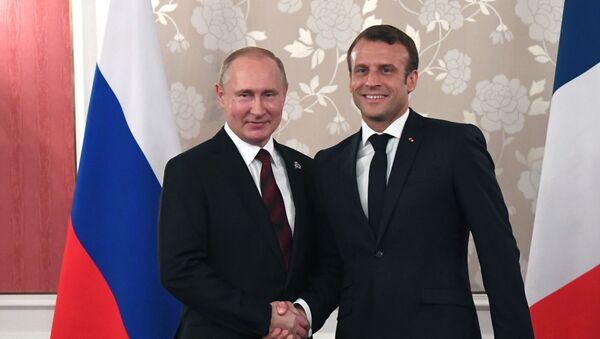 Predsednik Rusije Vladimir Putin i predsednik Francuske Emanuel Makron na samitu G20 u Osaki - Sputnik Srbija