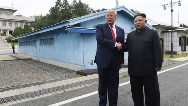 Lideri SAD i Severne Koreje, Donald Tramp i Kim Džong Un, rukuju se u demilitarizovanoj zoni na Korejskom poluostrvu - Sputnik Srbija