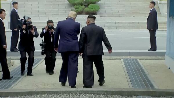 Američki predsednik Donald Tramp i severnokorejski lider Kim Džong Un u demilitarizovanoj zoni na Korejskom poluostrvu - Sputnik Srbija