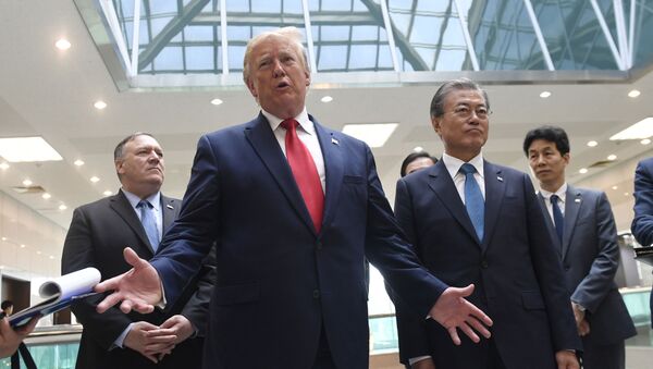 Predsednici Sjedinjenih Američkih Država i Južne Koreje, Donald Tramp i Mun Džae In, nakon sastanka sa severnokorejskim liderom Kim Džong Unom u demilitarizovanoj zoni Korejskog poluostrva - Sputnik Srbija