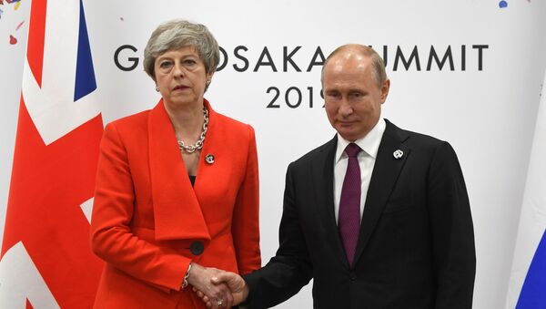 Премијерка Велике Британије Тереза Меј и председник Русије Владимир Путин на састанку у Осаки - Sputnik Србија