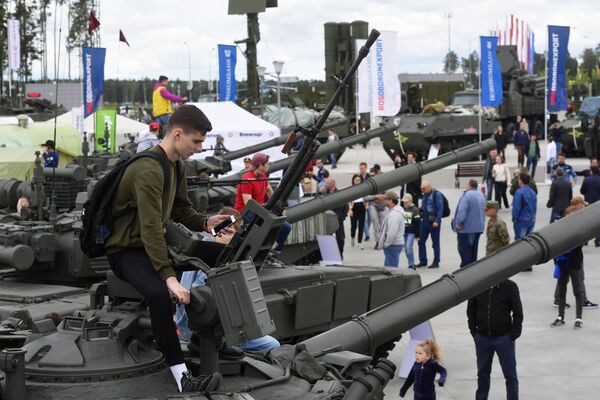 Završena „Armija 2019“: Potpisani sporazumi vredni hiljadu milijardi rubalja Završena „Armija 2019“: Potpisani sporazumi vredni hiljadu milijardi rubalja - Sputnik Srbija