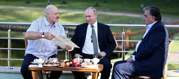 Ruski predsednik Vladimir Putin je imao neformalni susret sa beloruskim kolegom Aleksandrom Lukašenkom u Minsku. Sastanku se pridružio i predsednik Tadžikistana Emomali Rahmon, saopštila je pres-služba Kremlja. - Sputnik Srbija