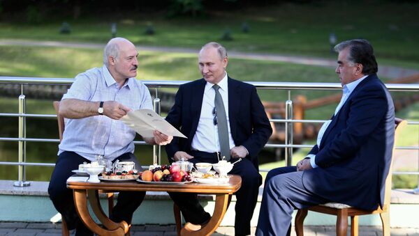 Ruski predsednik Vladimir Putin je imao neformalni susret sa beloruskim kolegom Aleksandrom Lukašenkom u Minsku. Sastanku se pridružio i predsednik Tadžikistana Emomali Rahmon, saopštila je pres-služba Kremlja. - Sputnik Srbija